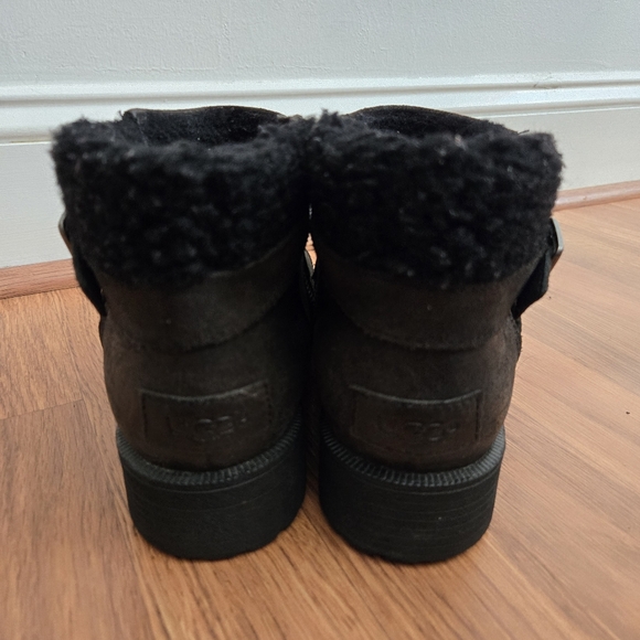 UGG Benson Boot Black Ankle Booties Waterproof Leather Wool Sherpa Warm Cold 9 - Picture 4 of 8